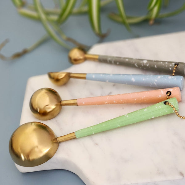 1 Set Of Gold-colored Measuring Spoons